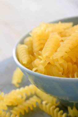 masanın üzerine taze pişmemiş makarna