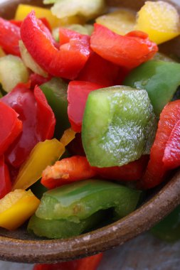 masanın üzerine taze biber hazırlanıyor