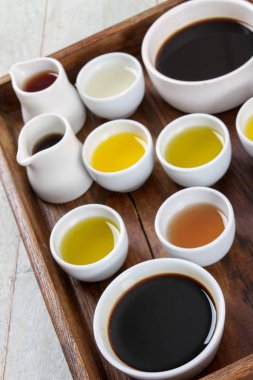 masanın üzerine zeytin yağı seçimi