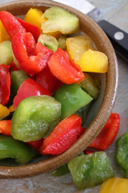 masanın üzerine taze biber hazırlanıyor