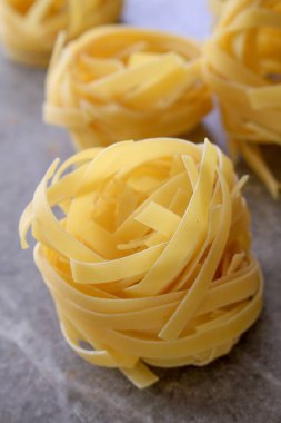 masanın üzerine taze pişmemiş makarna