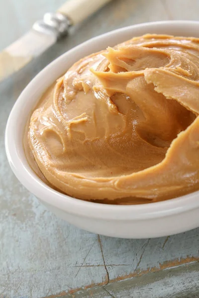 Erdnussbutter Der Schüssel Verteilen — Stockfoto