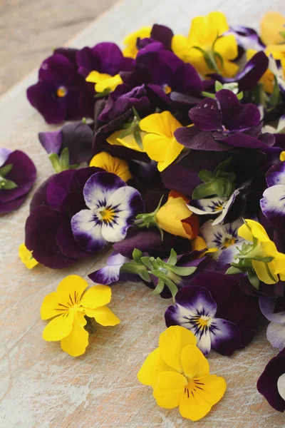 Edible Viola Flowers Table — Stock Photo, Image