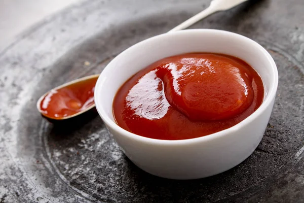 Ketchup Aux Tomates Fraîches Dans Plat — Photo