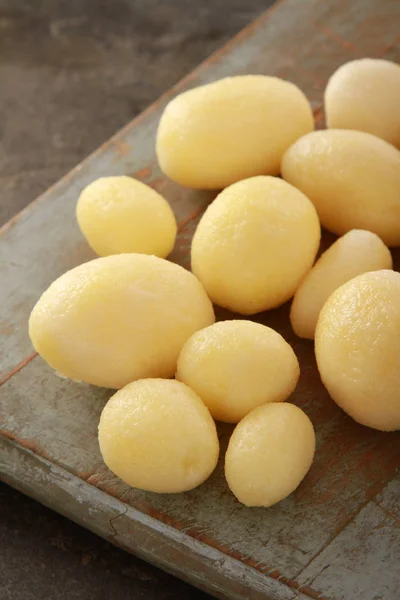 Приготування Свіжої Сирої Картоплі — стокове фото