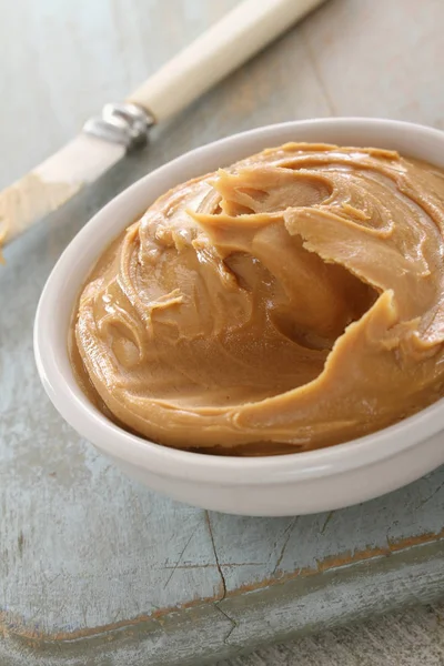 Erdnussbutter Der Schüssel Verteilen — Stockfoto