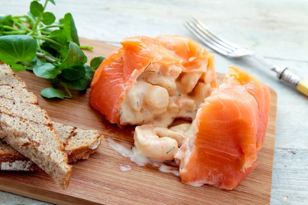 Garnaal Gevuld Gerookte Zalm Percelen — Stockfoto