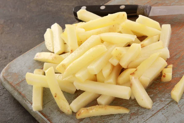 Rohe Kartoffelchips Auf Dem Tisch — Stockfoto