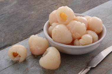 taze soyulmuş lychees kalaylı
