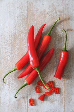 masadaki bütün kırmızı biber