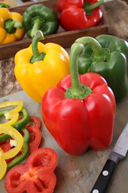 masanın üzerine taze biber hazırlanıyor