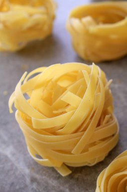 masanın üzerine taze pişmemiş makarna