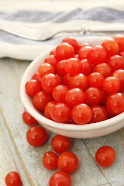 Bebek domates tomberries kabın içinde