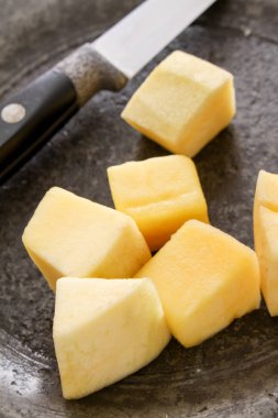 masanın üzerine taze mango hazırlanıyor