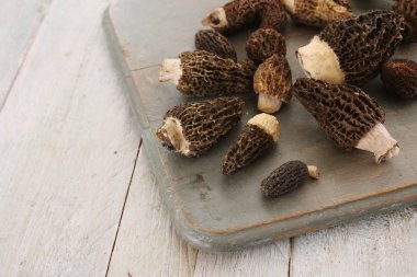 masanın üzerine taze çiğ mantar