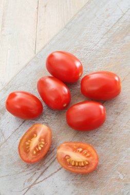 lezzetli erik domates hazırlanıyor 