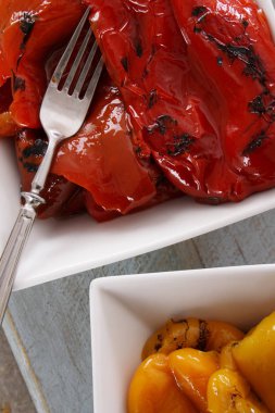 masanın üzerine taze biber hazırlanıyor