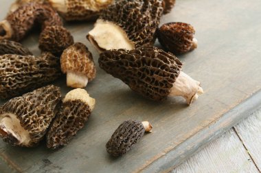 masanın üzerine taze çiğ mantar