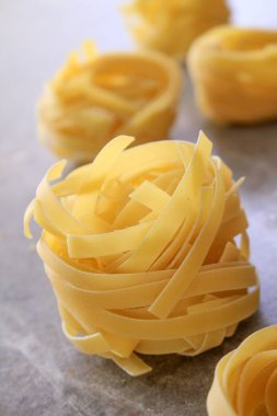 masanın üzerine taze pişmemiş makarna