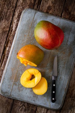 masanın üzerine taze mango hazırlanıyor