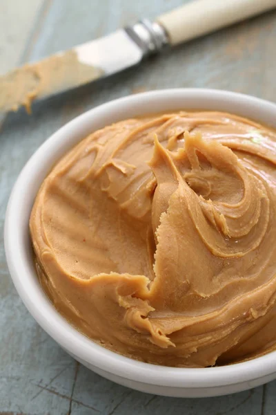 Erdnussbutter Der Schüssel Verteilen — Stockfoto