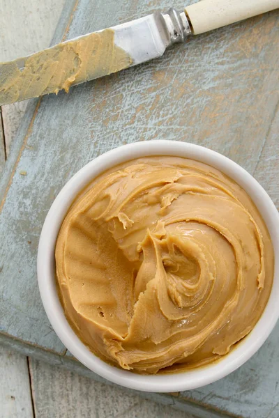 Erdnussbutter Der Schüssel Verteilen — Stockfoto