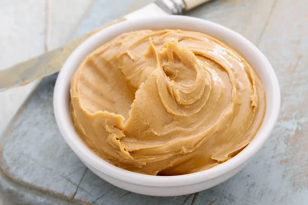 Erdnussbutter Der Schüssel Verteilen — Stockfoto