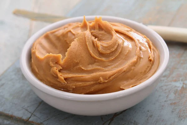 Erdnussbutter Der Schüssel Verteilen — Stockfoto