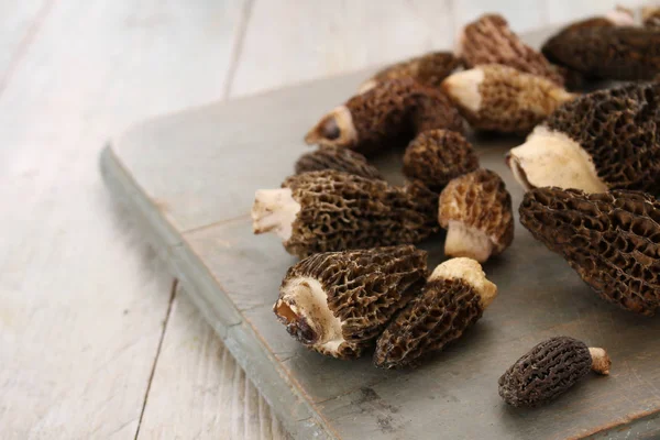 Frische Ungekochte Pilze Auf Dem Tisch — Stockfoto