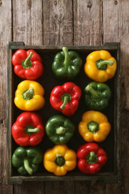 masanın üzerine taze biber hazırlanıyor