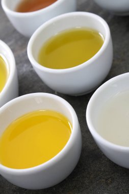 masanın üzerine zeytin yağı seçimi