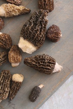 masanın üzerine taze çiğ mantar