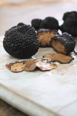 taze siyah truffle hazırlanıyor