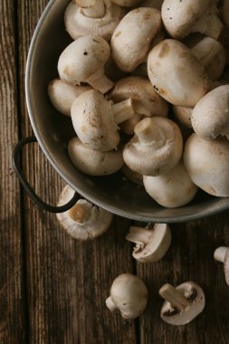 masanın üzerine taze çiğ mantar