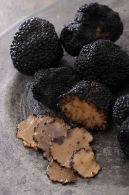 taze siyah truffle hazırlanıyor