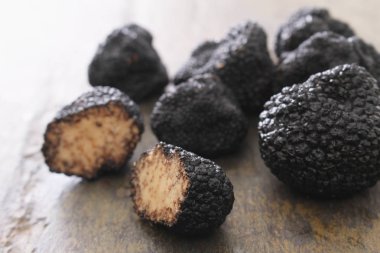 taze siyah truffle hazırlanıyor