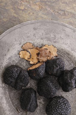 taze siyah truffle hazırlanıyor