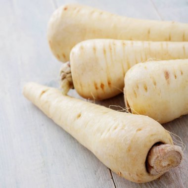 taze lezzetli parsnips hazırlanıyor