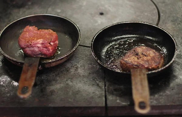 Cozinhar Carne Fogão — Fotografia de Stock