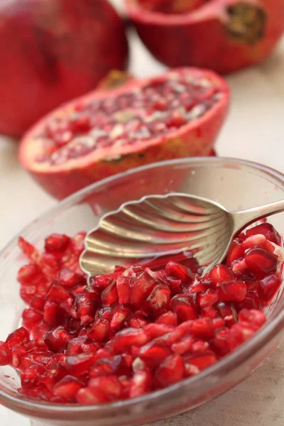 Zubereitung Von Frischem Gesunden Granatapfel — Stockfoto