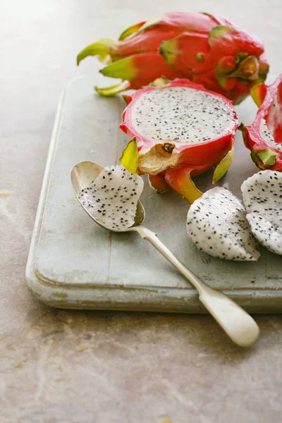 Dragonfruit Fresco Rodajas Sobre Tabla Cortar — Foto de Stock