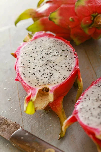 Dragonfruit Fresco Fatiado Tábua Corte — Fotografia de Stock