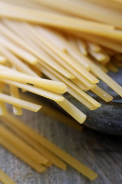 masanın üzerine taze pişmemiş makarna