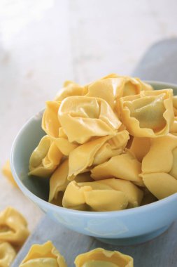 masanın üzerine taze pişmemiş makarna