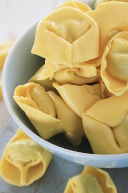 masanın üzerine taze pişmemiş makarna