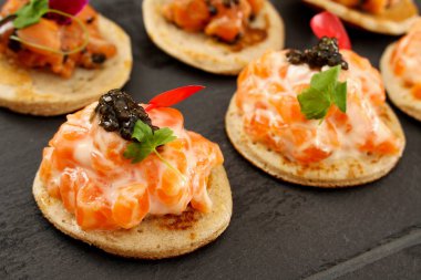 Füme somon blinis kanepeler