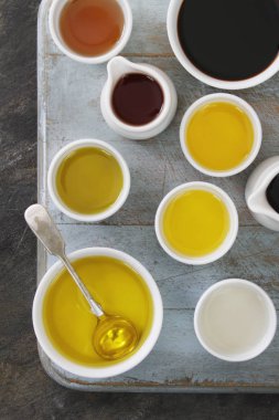 masanın üzerine zeytin yağı seçimi