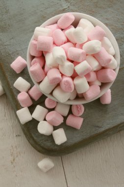 Bataklık ebegümecinin şeker masada