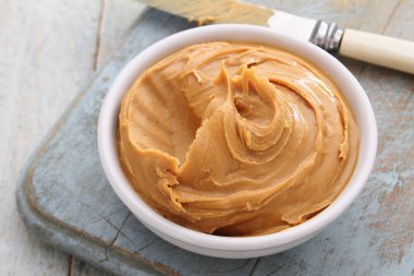 fıstık ezmesi kase yaymak