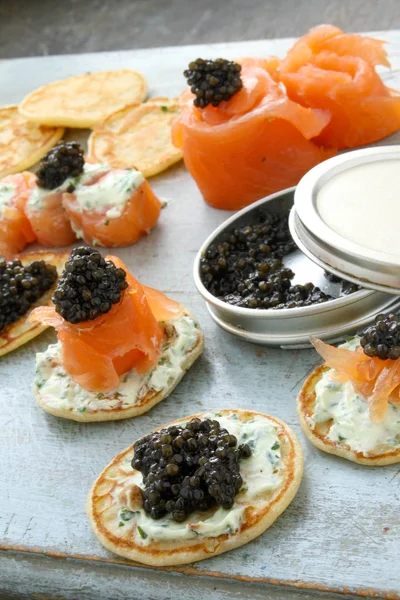 Saumon Fumé Avec Des Canapés Caviar — Photo